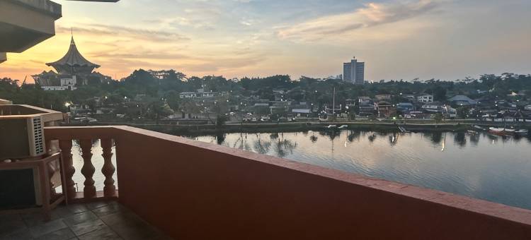 古晋河景阳台房 下楼吃海鲜 上楼看游船(Riverbank Suites Riverview 507)图片
