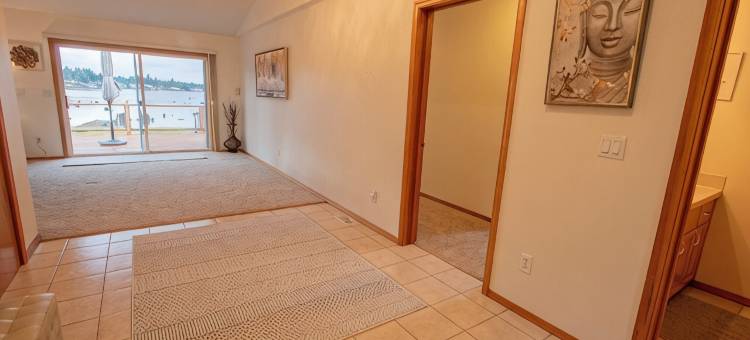 日落湖静居-塔普斯湖湖畔度假屋，宽敞、运动场、皮划艇(Sunset Lake Retreat@ Lake Tapps-Lakefront, Spacious, Sports Court, Kayaks)图片