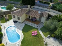 Beautiful house surrounded by an idyllic garden with salt water pool. - 泳池