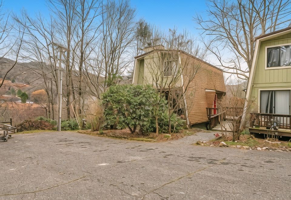 Hemlock Hideout Hotel Overview