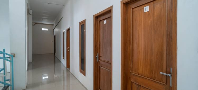 红多兹酒店-近RS米特拉克卢亚加瓦鲁(RedDoorz Near RS Mitra Keluarga Waru)图片