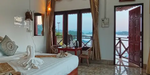 會曬河畔蓬維吉特酒店