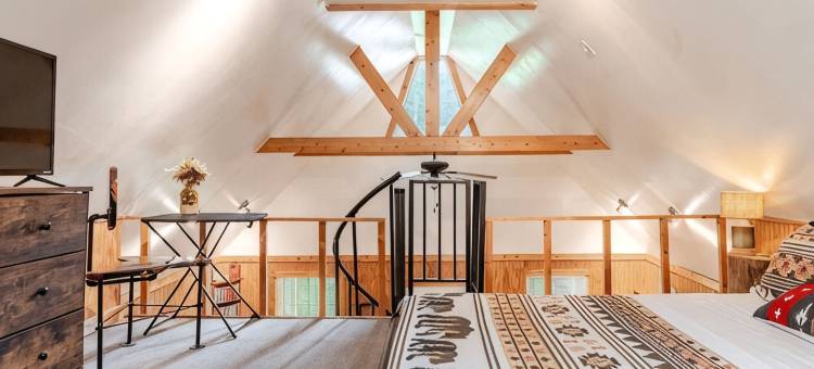 浪漫木屋: 热水浴缸、户外火炉、室内外生活空间、电动汽车充电桩(Romantic Cabin: Hot Tub, Fire Pit, Indoor & Outdoor Living, EV Charger)图片
