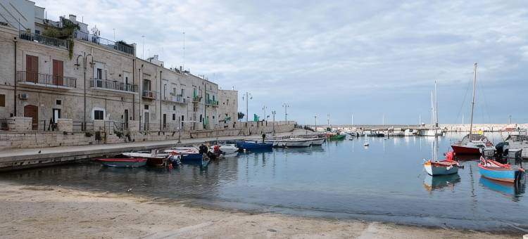 Sea front historic house in the heart of old town, inside torrione aragonese图片