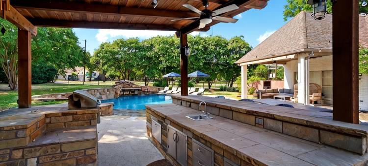 豪华家庭绿洲：超大泳池、水疗、火坑、游乐场、户外厨房、游戏(Luxury Family Oasis: Huge pool, Spa, Firepit, Playground, Outdoor Kitchen, Games)图片
