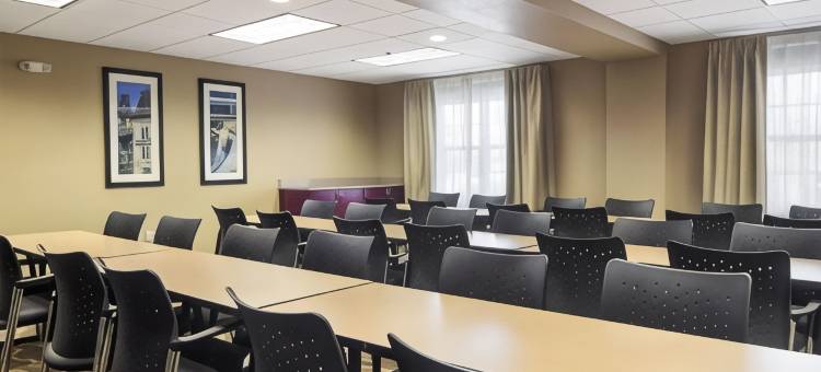 格拉夫顿锡达堡舒适套房酒店(Comfort Inn & Suites Grafton-Cedarburg)图片