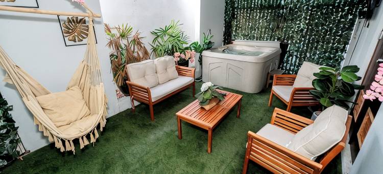 Spacious Retreat with Private Jacuzzi and Tropical Patio图片