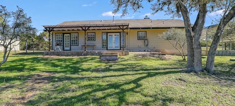 丘陵乡村院落(两栋四卧室住宅，8英亩河畔，配有泳池)度假屋(Hill country compound! Two 4 BDRM Homes with Pools On 8 Acres Riverfront)图片
