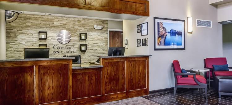 格拉夫顿锡达堡舒适套房酒店(Comfort Inn & Suites Grafton-Cedarburg)图片