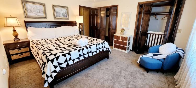 Spacious Family Retreat on 7.5 Private Acres Sleeps 10+ Pool/Hot Tub/Sauna/GR图片