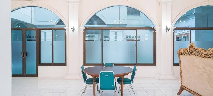 瑞德多兹加 @ 苏里亚索罗酒店(RedDoorz Plus at Hotel Surya Solo)图片