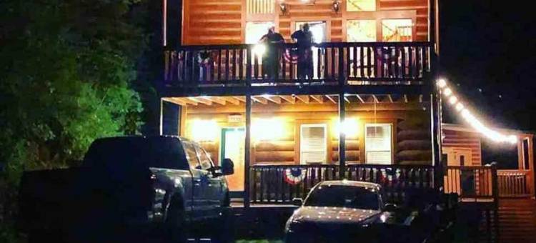 带热水浴缸、桑拿和台球桌的美丽小屋(Kuntree Cabin by Beyond Expectations W Hot Tub)图片