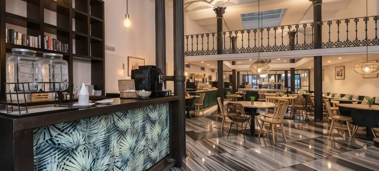 佩蒂特宫雷纳广场酒店(Petit Palace Plaza de la Reina)图片