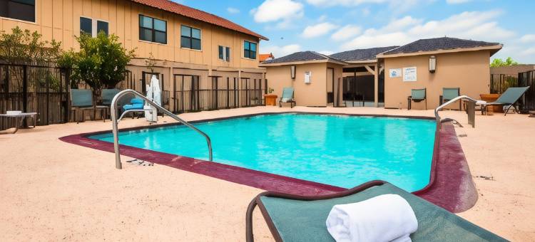 卡里索斯普林斯贝斯特韦斯特优质套房酒店(Best Western Plus Carrizo Springs Inn  Suites)图片