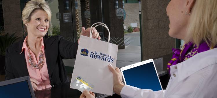 普勒斯埃尔西诺湖贝斯特韦斯特优质套房酒店(Best Western Plus Lake Elsinore Inn  Suites)图片