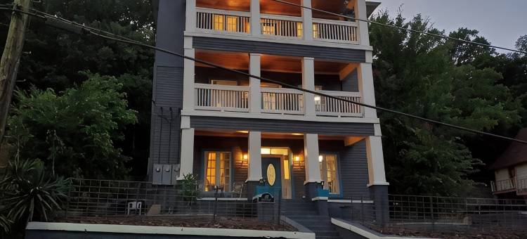 温泉城中心全新更低房价！超赞8卧室3层度假屋，无管理费！！(New Lower Rates! Amazing 8 Bedroom 3 Story Downtown Hot Springs! No Admin Fee!!)图片