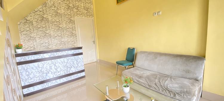 RN民宿-近竹子广场波勒瓦利-米特拉红门酒店(Homestay RN Near Taman Bambu Runcing Polewali Mitra RedDoorz)图片