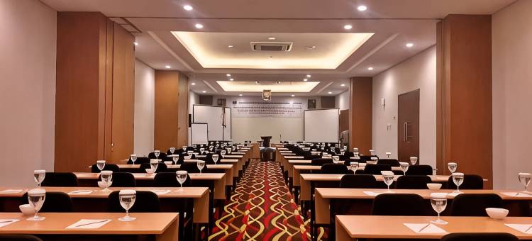 芝拉扎中心高级酒店(Atrium Premiere Cilacap)图片