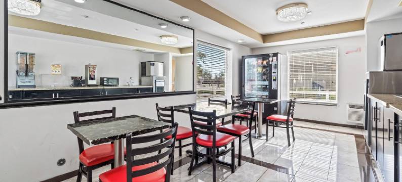 南帕罗德威套房旅馆(Rodeway Inn & Suites)图片