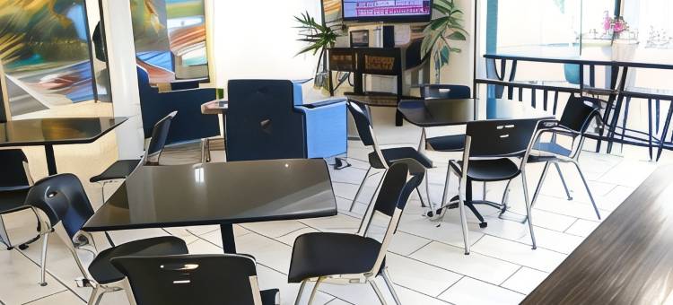 斯泰茨维尔凯隆波因特酒店(Clarion Pointe Statesville)图片