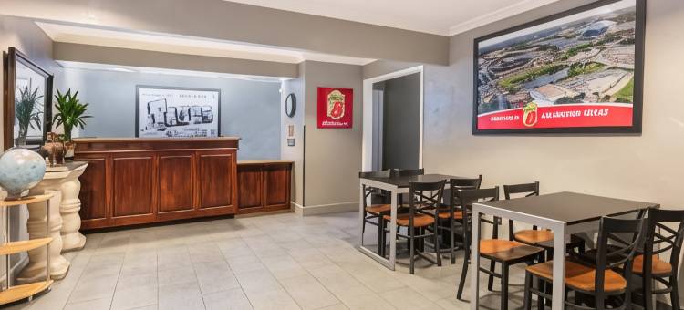 阿林顿速8酒店-近AT＆T体育场(Super 8 by Wyndham Arlington Near at&T Stadium)图片