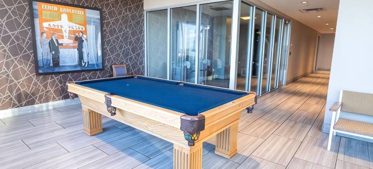 温馨度假公寓，设有屋顶泳池、停车设施，宽敞舒适(Cozy Retreat with Rooftop Pool, Parking, and Spacious Comfort)图片