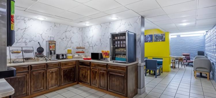 费耶特维尔西北堡布拉格地区戴斯酒店(Days Inn & Suites by Wyndham Fort Bragg/Cross Creek Mall)图片