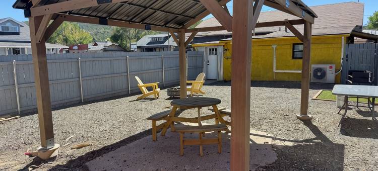 Downtown Blonde Bungalow w/Fully Fenced BIG YARD, AC, W/D, 2 Samsung Smart TVs图片