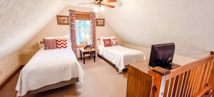 Relax鳟鱼溪全新热水浴缸和主浴室木屋-梅洛迪山(Relax @ Mt. Melody Log Cabin. Brand New Hot Tub and Masterbath. by Trout Stream)图片
