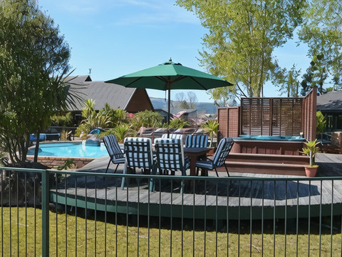 雪松湖滨汽车旅馆和会议中心