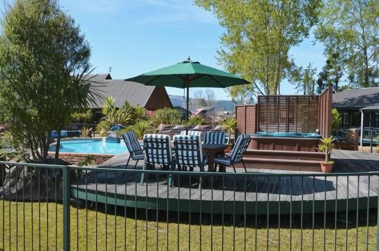 雪松湖滨汽车旅馆和会议中心(Cedarwood Lakeside Motel & Conference Venue)