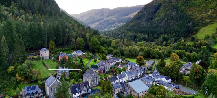 Chapel in Snowdonia with Hot Tub & Games Room图片