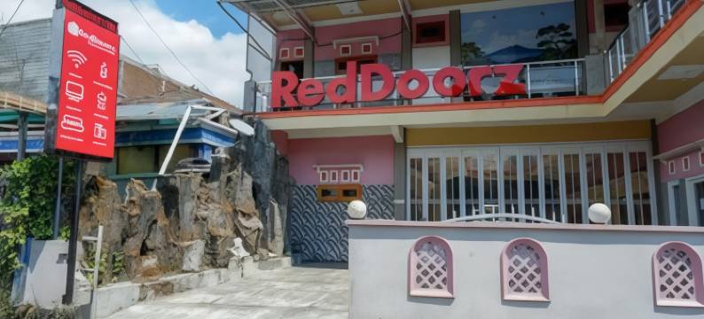 坦比迪昂旅游村附近的红门(RedDoorz Near Desa Wisata Tambi Dieng)图片