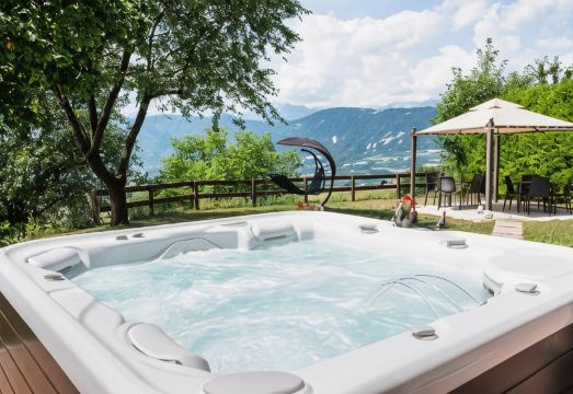 Albergo Bucaneve Hotel Overview