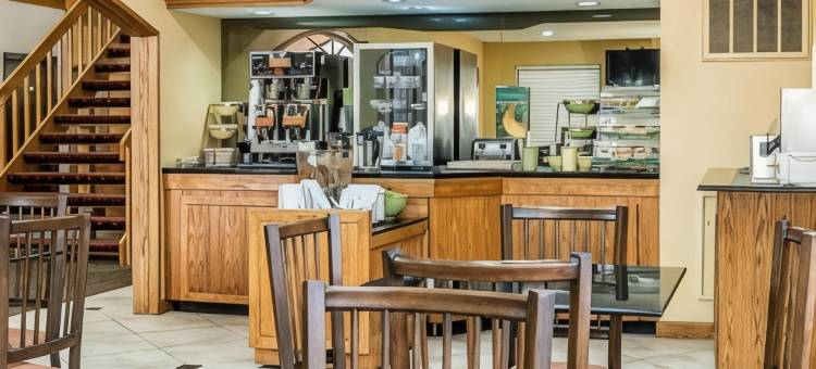 谢尔比维尔 I-74 凯艺套房酒店(Quality Inn & Suites Shelbyville I-74)图片