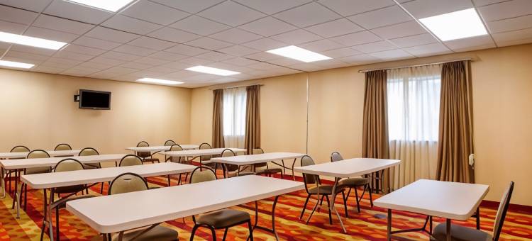 锡达福尔斯郊区开放式客房(Suburban Studios Cedar Falls)图片