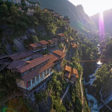 江西望仙谷+三清山风景区+婺女洲度假区+婺源篁岭景区+景德镇4日3晚拼小团