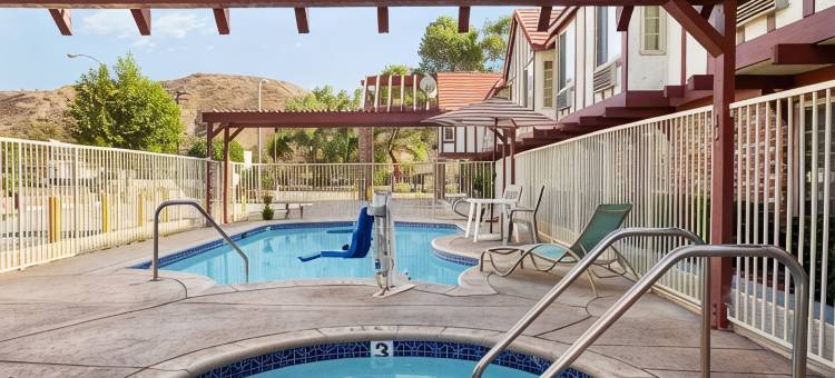 圣塔克拉利塔-瓦伦西亚速8酒店(Super 8 by Wyndham Santa Clarita/Valencia)图片