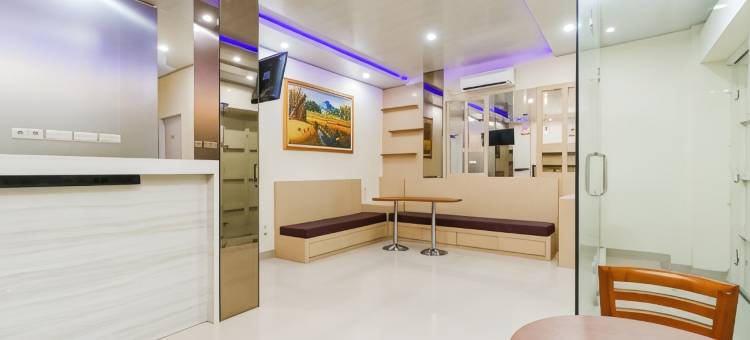 红多兹Plus酒店-近巨港RS RK查理塔斯2号(RedDoorz Plus Near RS RK Charitas 2 Palembang)图片