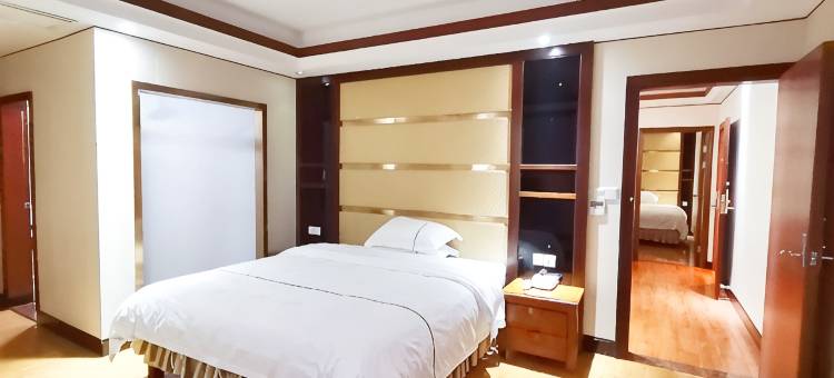 轻住酒店·鸿百年精选(信宜体育馆店)图片