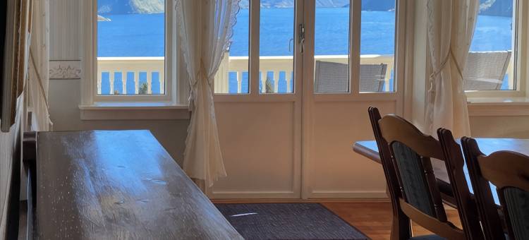 Spectacular Norwegian Fjord with unbeatable view, sauna and hot tub图片