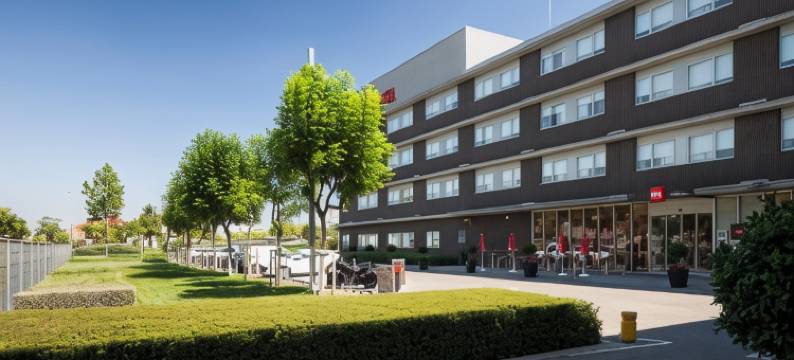 宜必思巴塞罗那维拉德塞斯机场酒店(Ibis Barcelona Aeropuerto Viladecans)图片