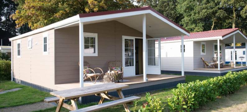 Bedafse Bergen的有露台的平房(Bungalow with a Terrace at Bedafse Bergen)图片