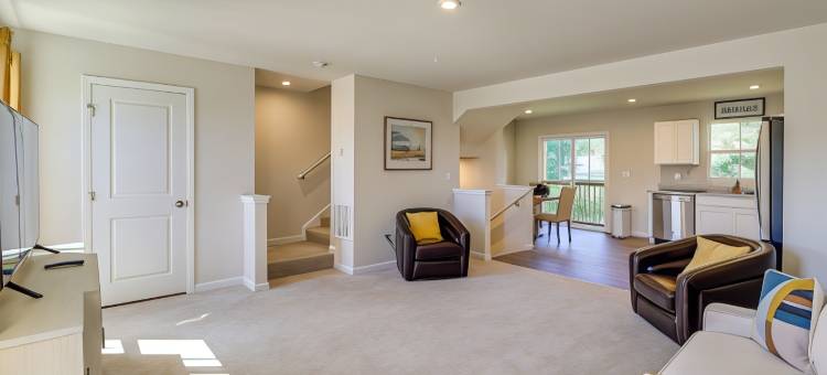 阳光明媚的米尔福德联排别墅距离Riverwalk <2英里！(Sunlit Milford Townhome < 2 Mi to Riverwalk!)图片