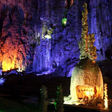 贵州贵阳+兴义+马岭河+黄果树景区+梵净山+镇远县+荔波+西江千户苗寨+织金洞8日7晚跟团游