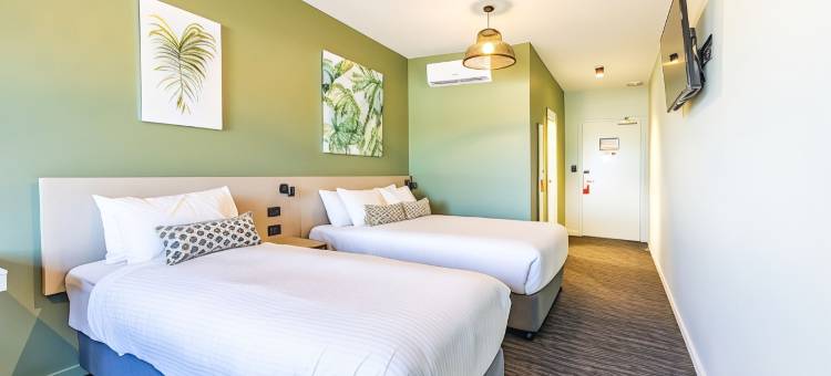 Nightcap at Commercial Hotel图片