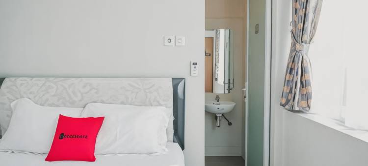 红多兹普拉斯酒店-近苏加诺哈达机场皇冠公园(RedDoorz Plus Near Soekarno Hatta Airport Taman Mahkota)图片