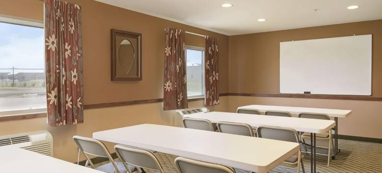 托皮卡-福布斯登陆温德姆速8酒店(Super 8 by Wyndham Topeka at Forbes Landing)图片