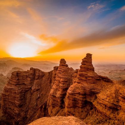 张掖+敦煌+嘉峪关+平山湖大峡谷4日3晚跟团游