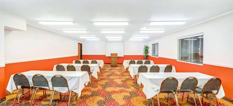 麦金尼-普莱诺区温德姆速8酒店(Super 8 by Wyndham McKinney/Plano Area)图片